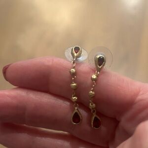 Stunning 14k gold and garnet drop earrings